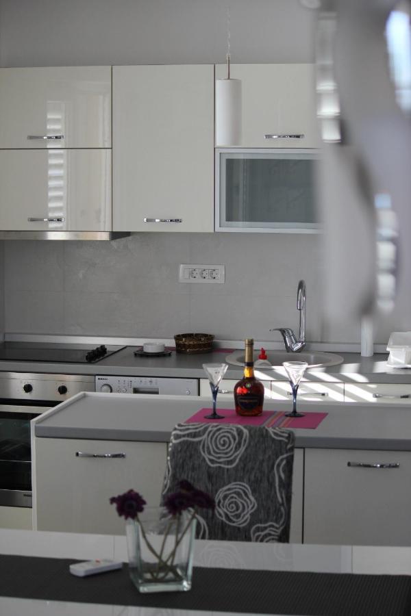 Chic Apartment In The City Center By The Sea Тиват Экстерьер фото