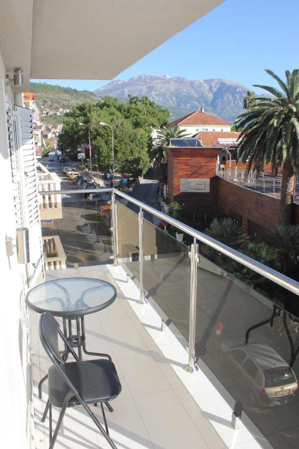 Chic Apartment In The City Center By The Sea Тиват Экстерьер фото