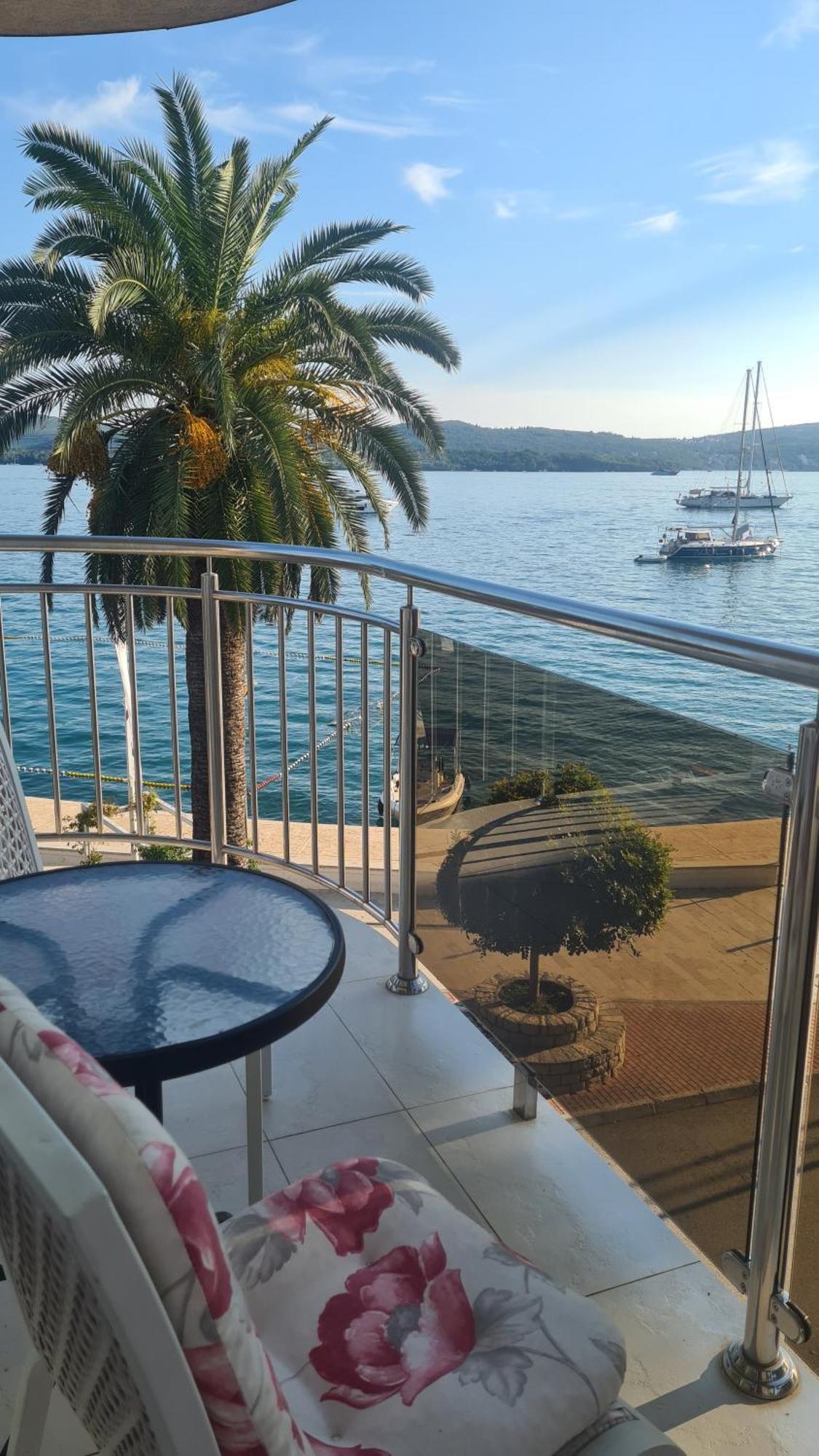 Chic Apartment In The City Center By The Sea Тиват Экстерьер фото